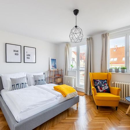 Bright Charming Apt With Terrace, Parking & Airco. Praha Bagian luar foto