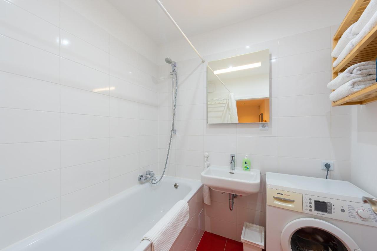 Bright Charming Apt With Terrace, Parking & Airco. Praha Bagian luar foto