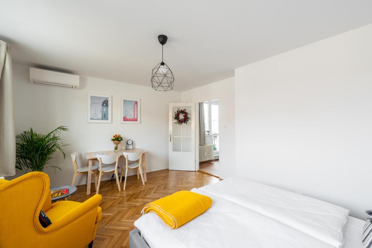 Bright Charming Apt With Terrace, Parking & Airco. Praha Bagian luar foto